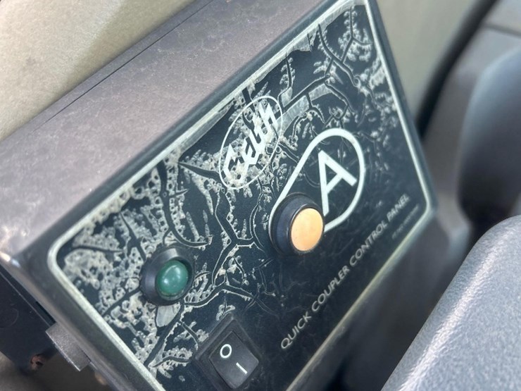 deere-240d-lc-image-8