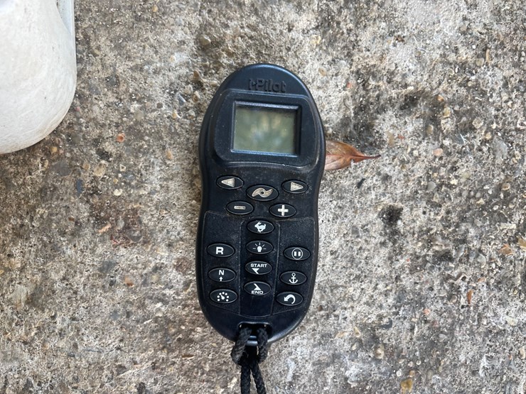 #407-•-minn--kota-trolling-motor-and-fishing-poles-image-9