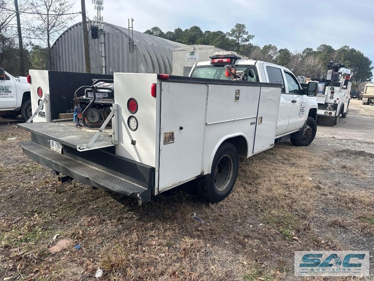 2016-chevrolet-4x4-crew-cab-service-body-truck-image-4