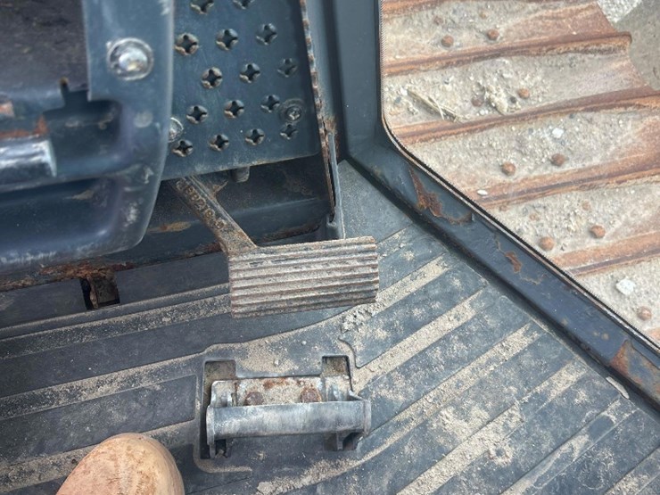 2015-deere-650k-lgp-image-11