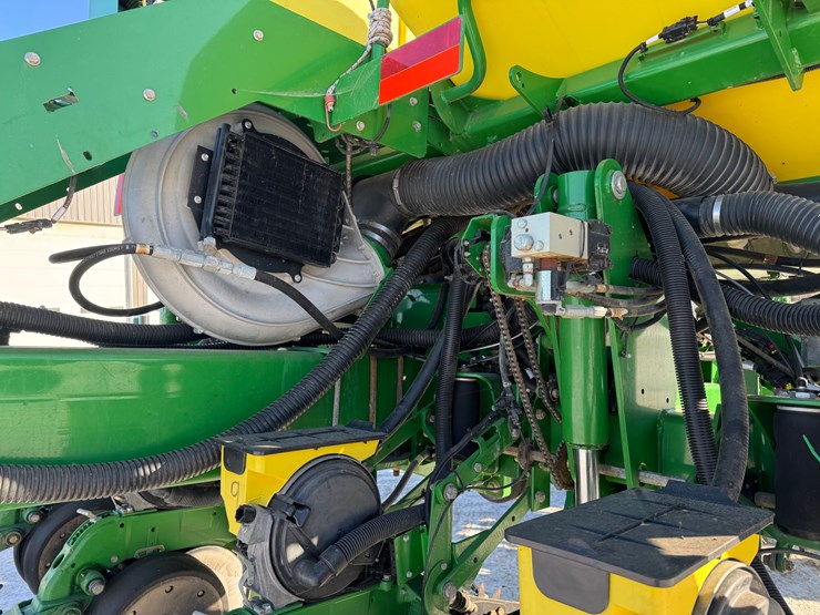 john-deere-1775-image-9