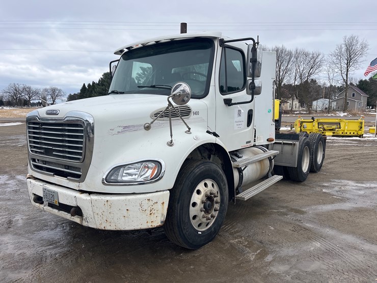 #4882-•-2004-freightliner-business-class-m2-image-1