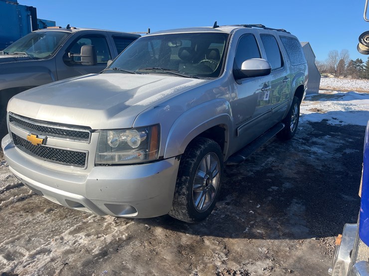 2013-chevrolet-suburban-image-1