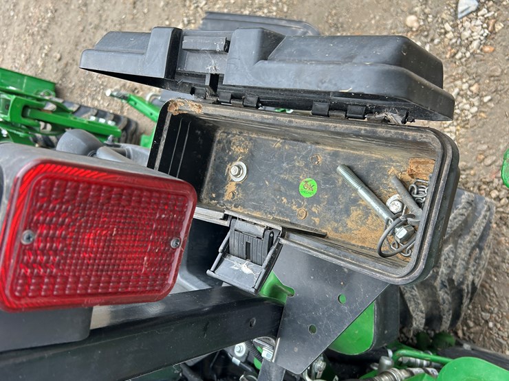 2020-john-deere-1025r-image-24