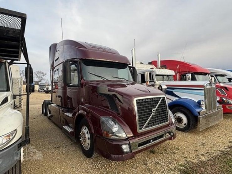 2015-volvo-vnl64t670-image-3