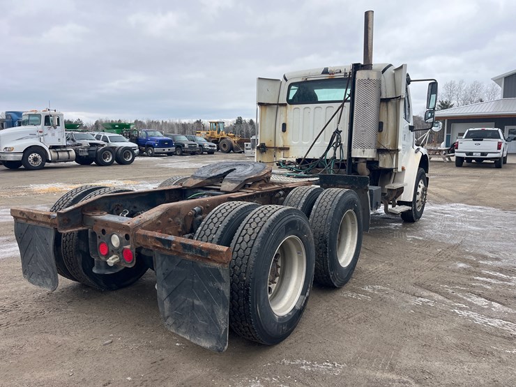 #4882-•-2004-freightliner-business-class-m2-image-5