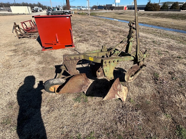 #37658-•-2-row-16"-breaking-plow-p808a-image-1