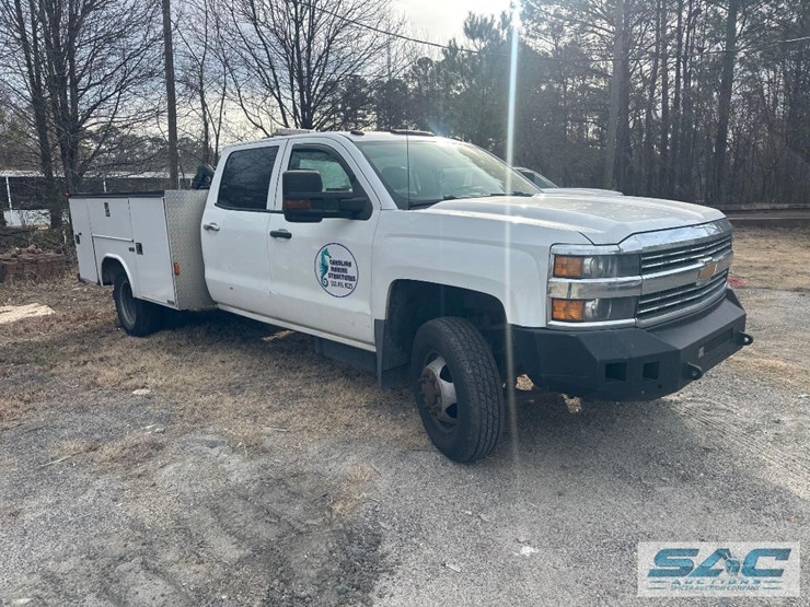 2016-chevrolet-4x4-crew-cab-service-body-truck-image-3