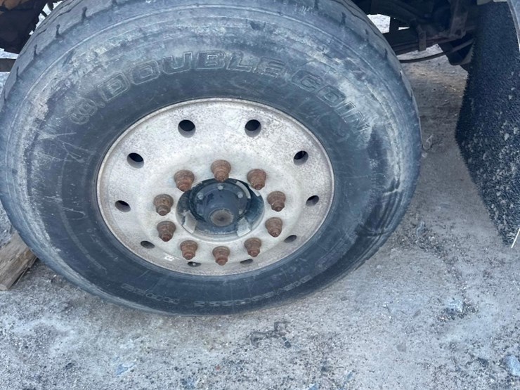 2005-kenworth-t300-image-3