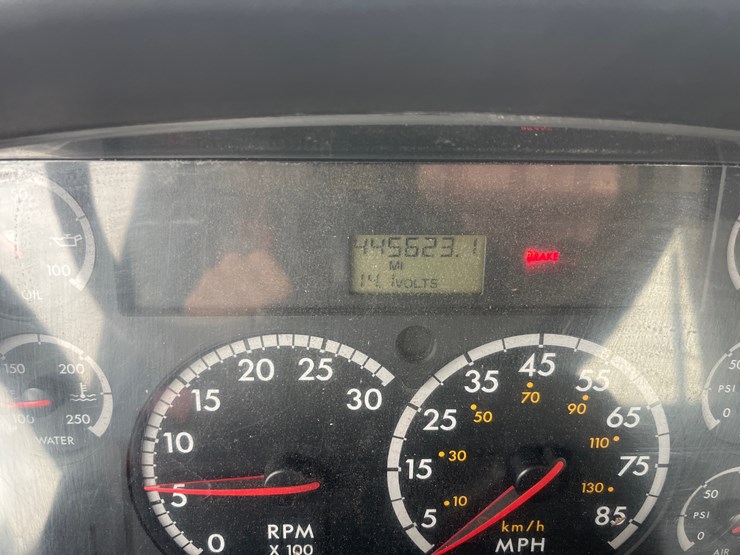 #4882-•-2004-freightliner-business-class-m2-image-35