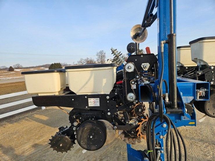 2021-kinze-3500-image-15