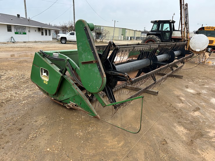 john-deere-220-image-3