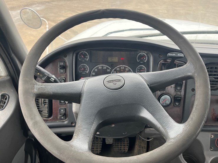 #4882-•-2004-freightliner-business-class-m2-image-32