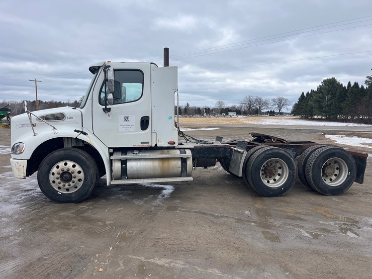 #4882-•-2004-freightliner-business-class-m2-image-2