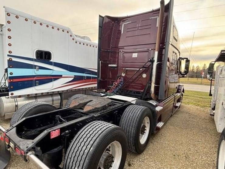 2015-volvo-vnl64t670-image-5