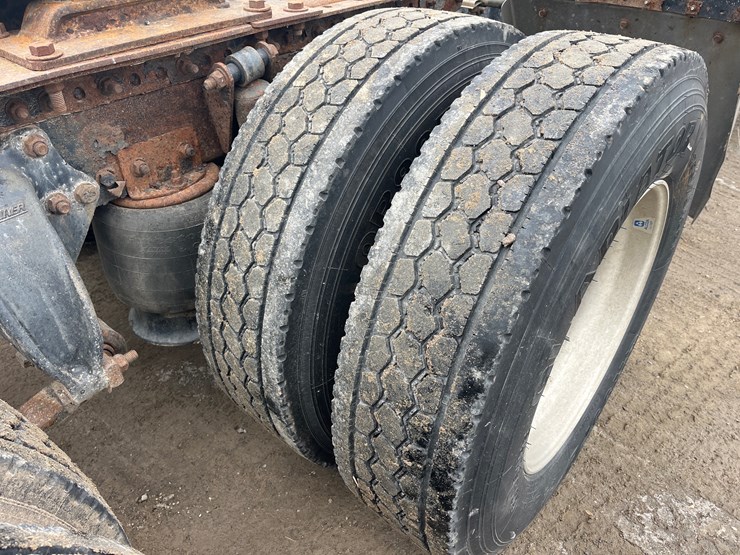 #4882-•-2004-freightliner-business-class-m2-image-18