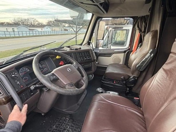 2015-volvo-vnl64t670-image-7