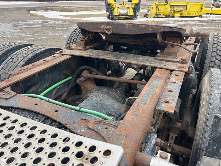 #4882-•-2004-freightliner-business-class-m2-image-12