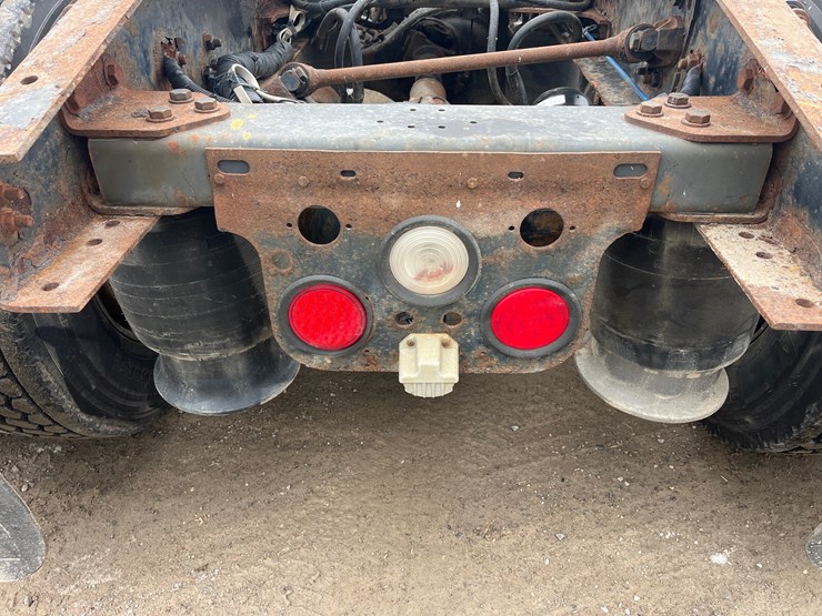 #4882-•-2004-freightliner-business-class-m2-image-16