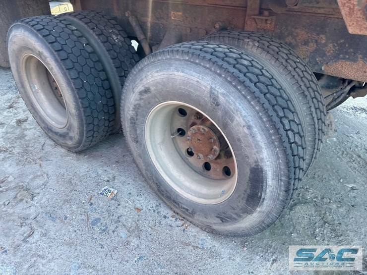 2005-kenworth-t300-image-10