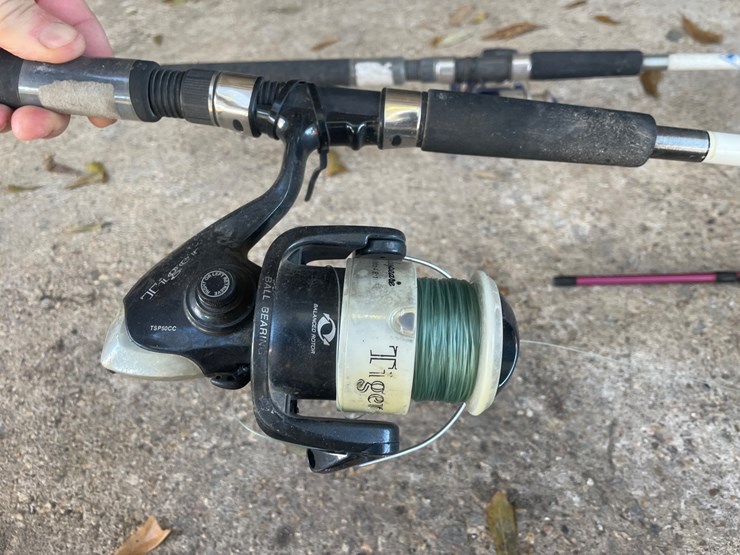 #407-•-minn--kota-trolling-motor-and-fishing-poles-image-13