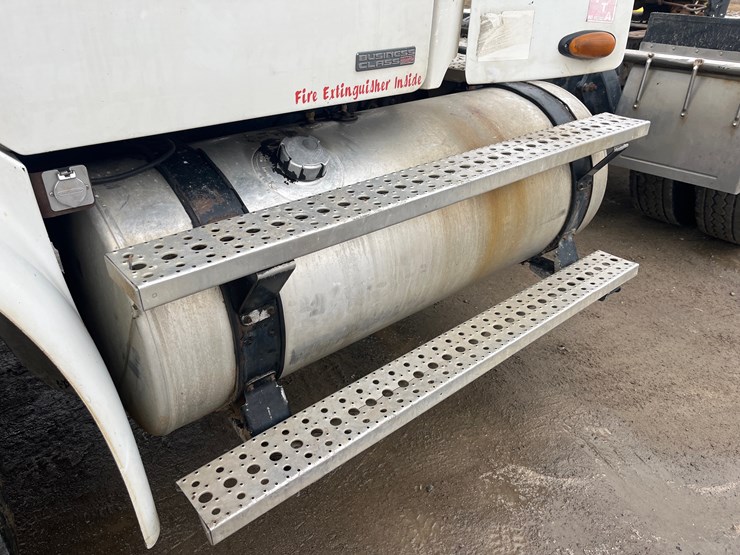 #4882-•-2004-freightliner-business-class-m2-image-9