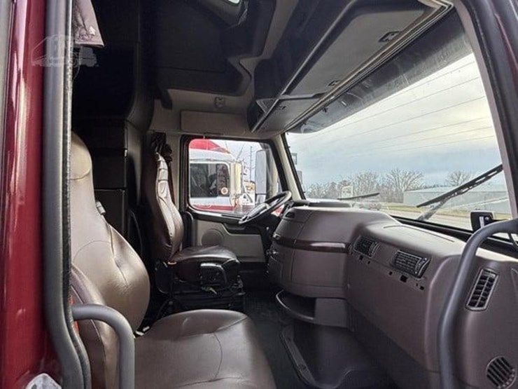 2015-volvo-vnl64t670-image-9