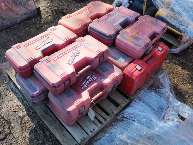 #5164-•-pallet-of-snowball-saws-image-4