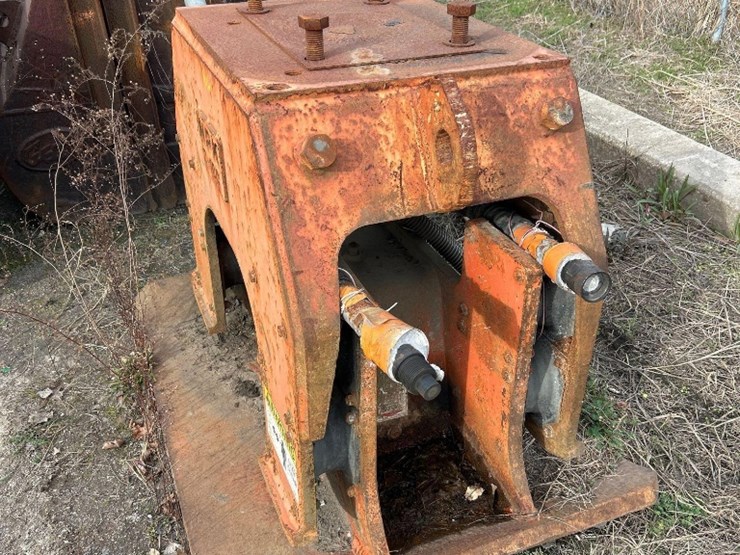 npk-c10c-c1100-excavator-vibratory-compactor-aatachment-image-2