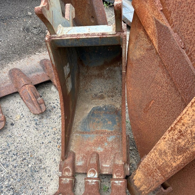 JOHN DEERE 14IN HYDRAULIC EXCAVATOR BUCKET