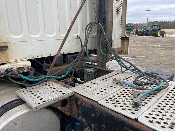 #4882-•-2004-freightliner-business-class-m2-image-11