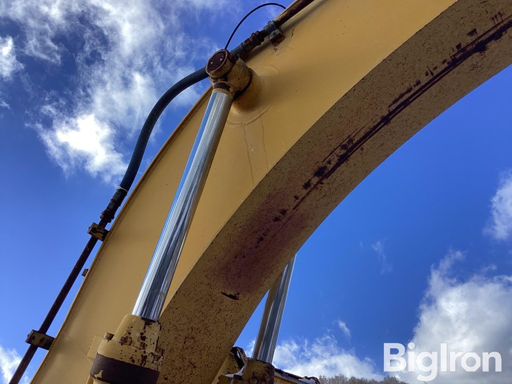 1993-deere-690e-image-11