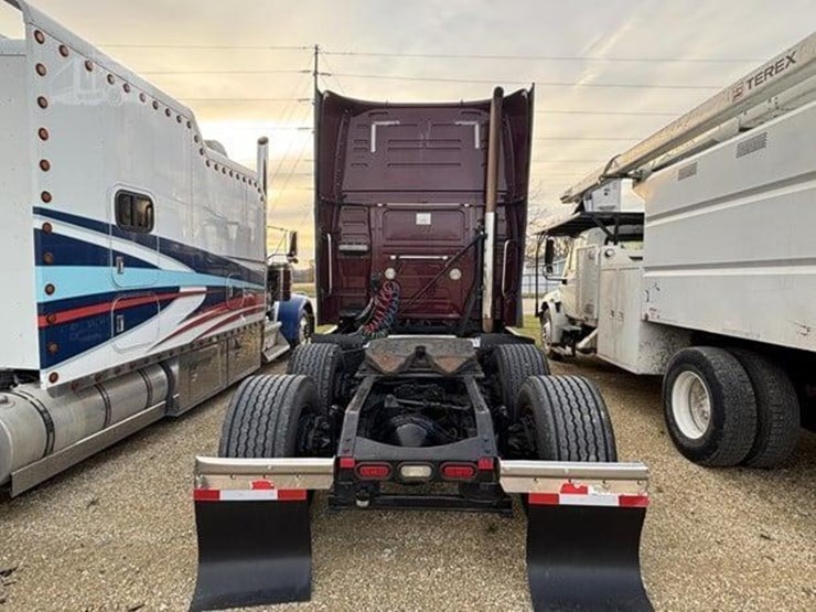 2015-volvo-vnl64t670-image-6