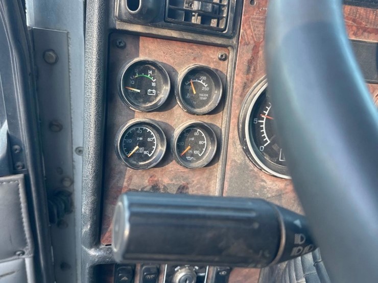 2005-kenworth-t300-image-22