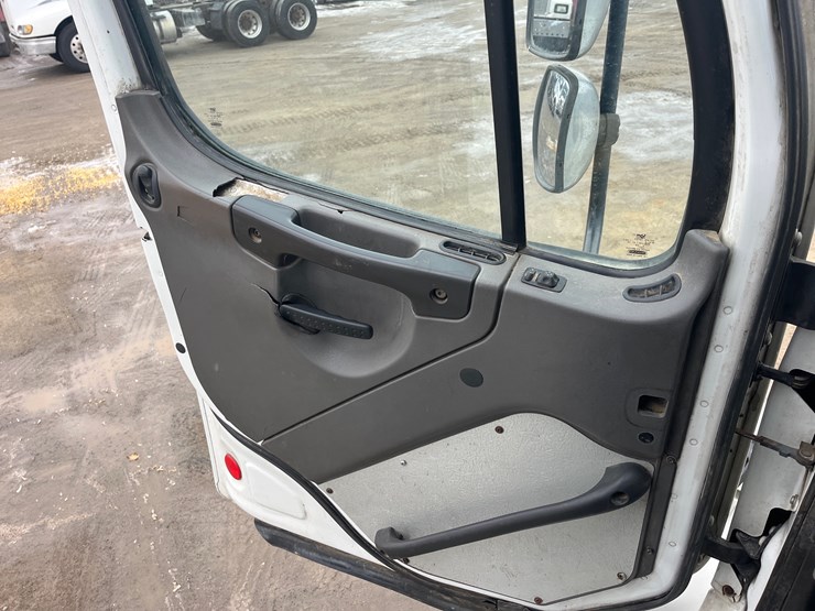 #4882-•-2004-freightliner-business-class-m2-image-34