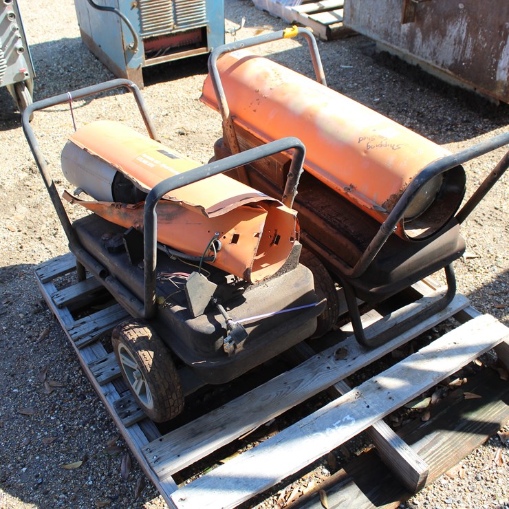 #5200 • PALLET OF 2 PORTABLE OIL HEATERS