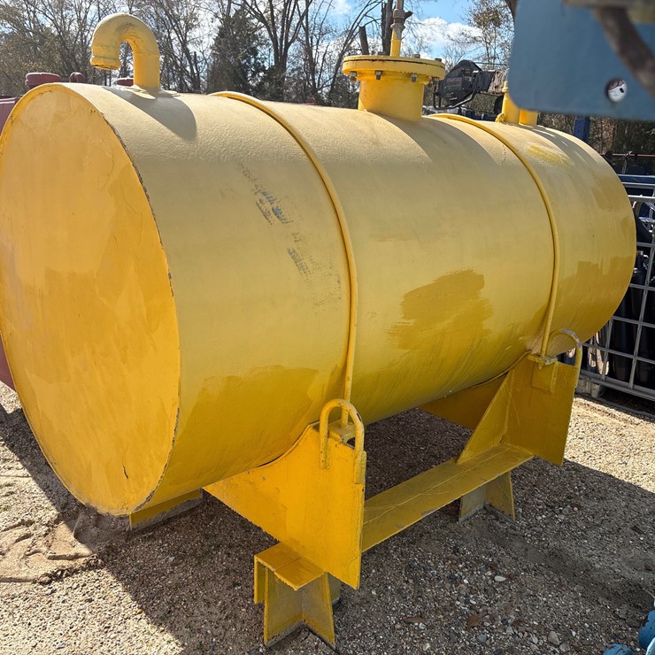 #1618 • ROUND METAL TANK