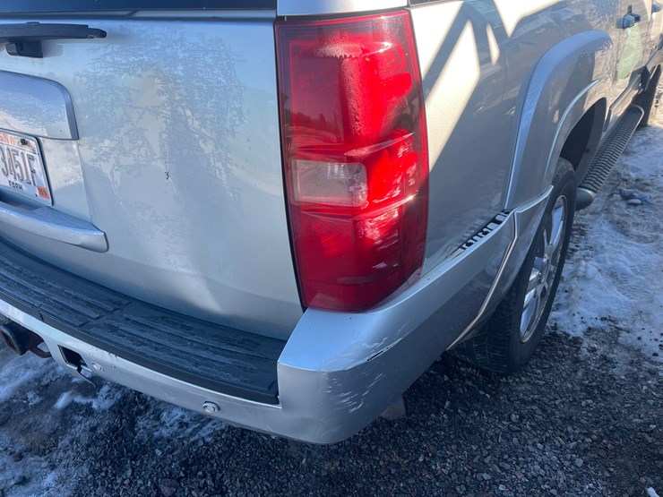 2013-chevrolet-suburban-image-10