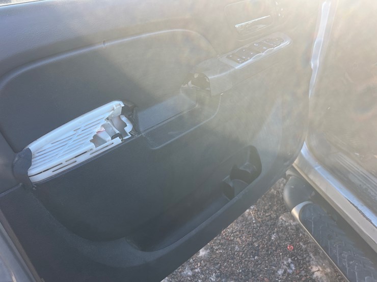 2013-chevrolet-suburban-image-18