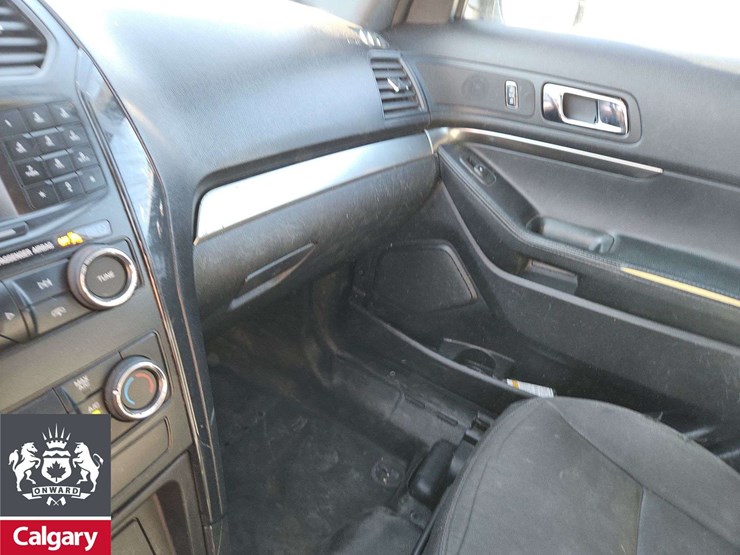 2019-ford-explorer-image-21