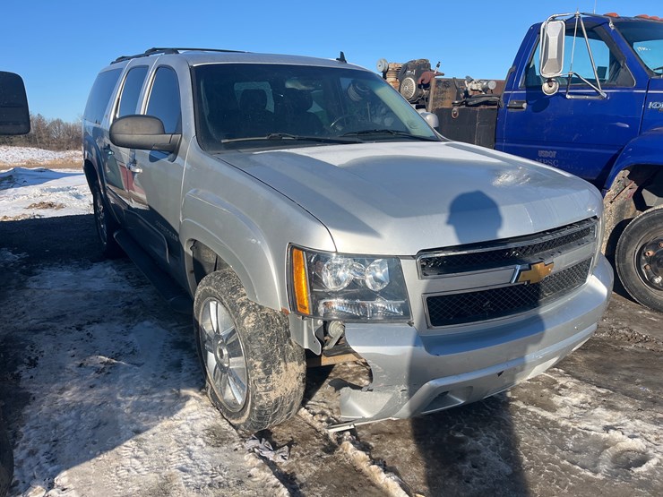 2013-chevrolet-suburban-image-5