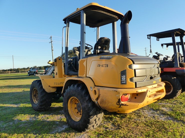 2015-volvo-l30gs-image-3