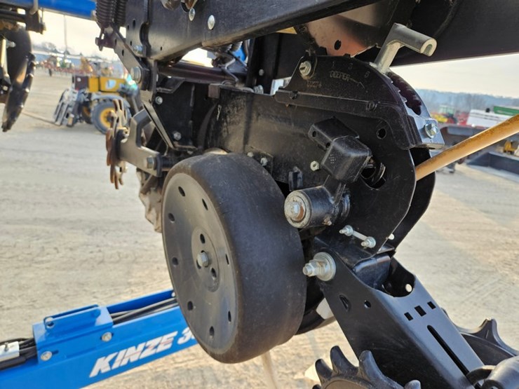 2021-kinze-3500-image-21