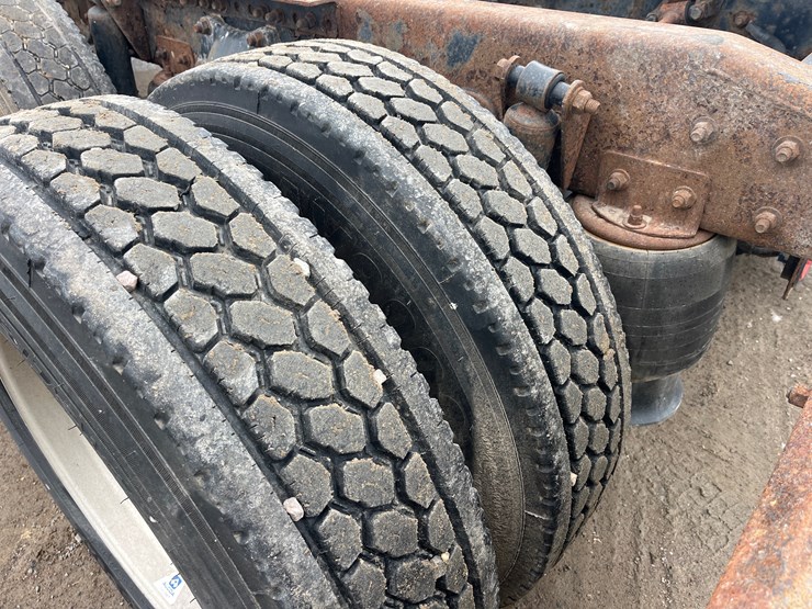 #4882-•-2004-freightliner-business-class-m2-image-15