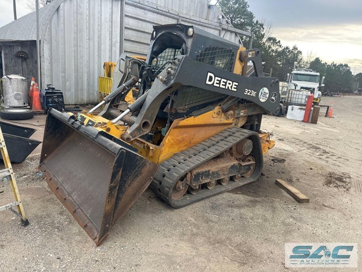 deere-323e-image-2