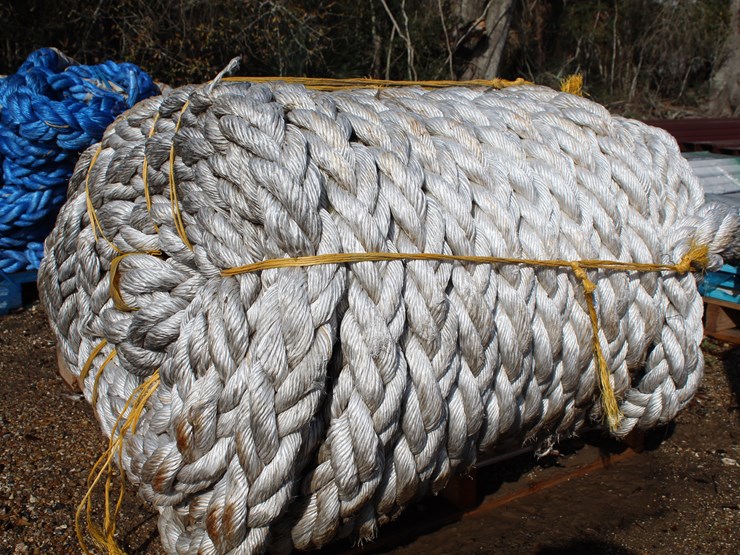 #5121-•-pallet-of-unused-boat-rope-with-loop-on-lens-image-1