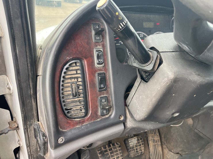 #4882-•-2004-freightliner-business-class-m2-image-33