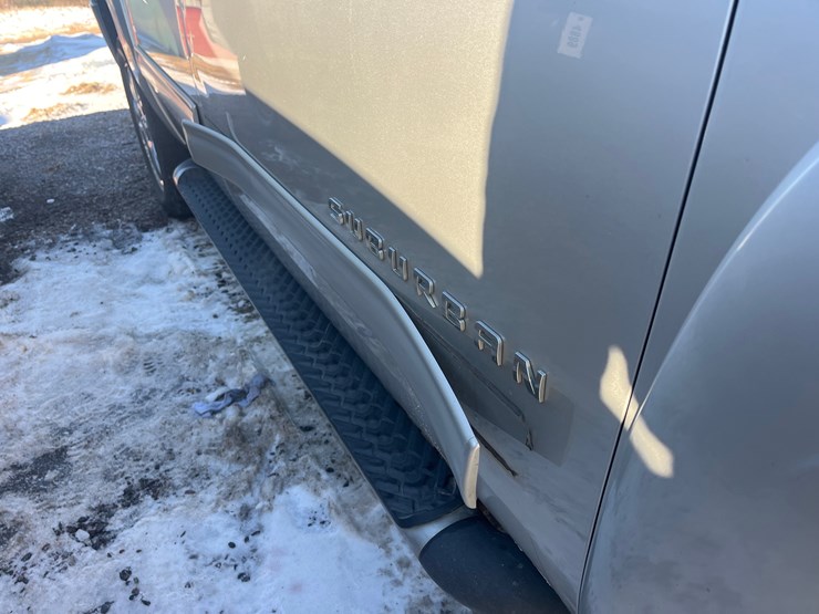 2013-chevrolet-suburban-image-8