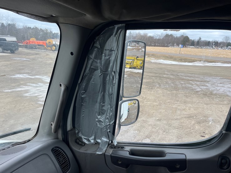 #4882-•-2004-freightliner-business-class-m2-image-28