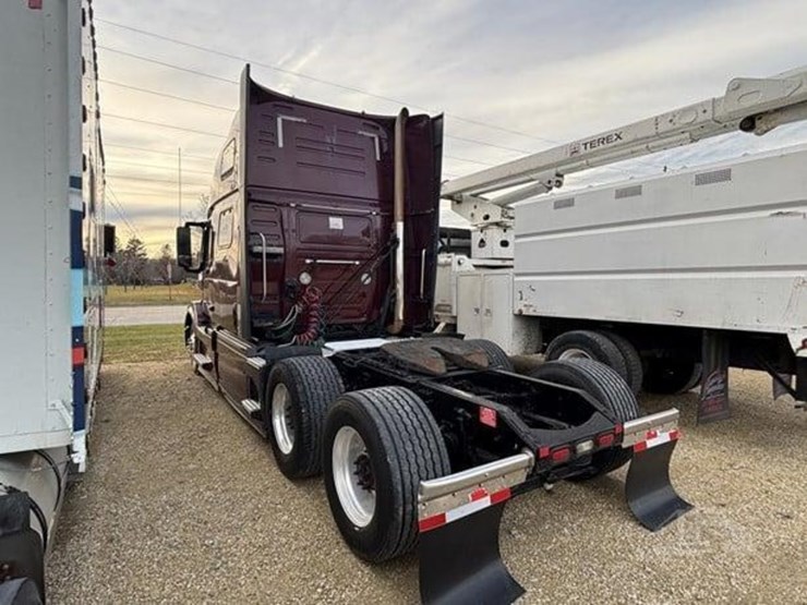 2015-volvo-vnl64t670-image-4